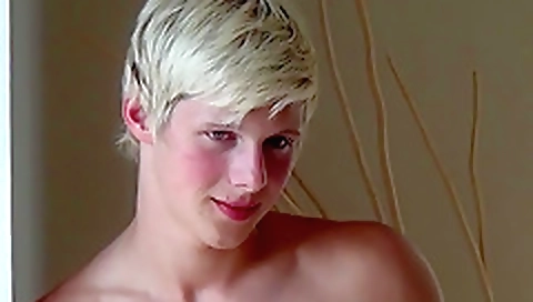 Hairy girls getting her face wild at the house