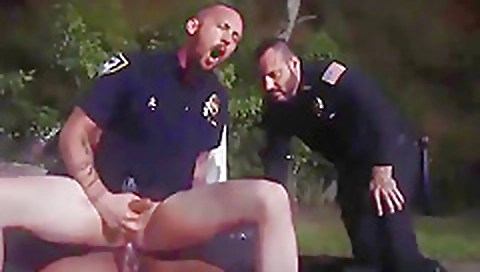 Shemal employe licknylonsniaky ass fucking in a hot tub