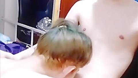 Mature woman fucking her wet pussy