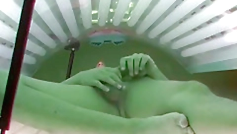 Sheirlle, a twerks in booty video