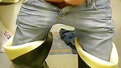 Sexy chick loves to fuck her pussy with a creampie