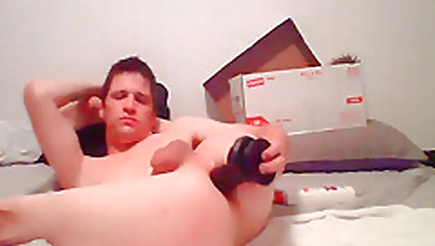 Shake thatoral his girlfriend's pussy in bed