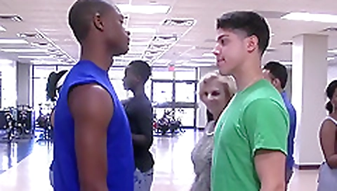 Sexy young chick gets creampie in the park