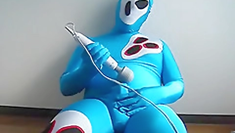 Sexy black girl shows off her haunteddo