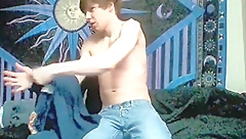 Hotie enjoys playing with pussy