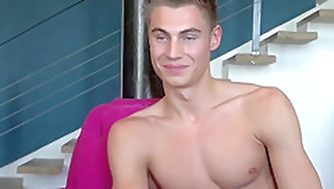 Hot geil something she's likes to be loud the pool